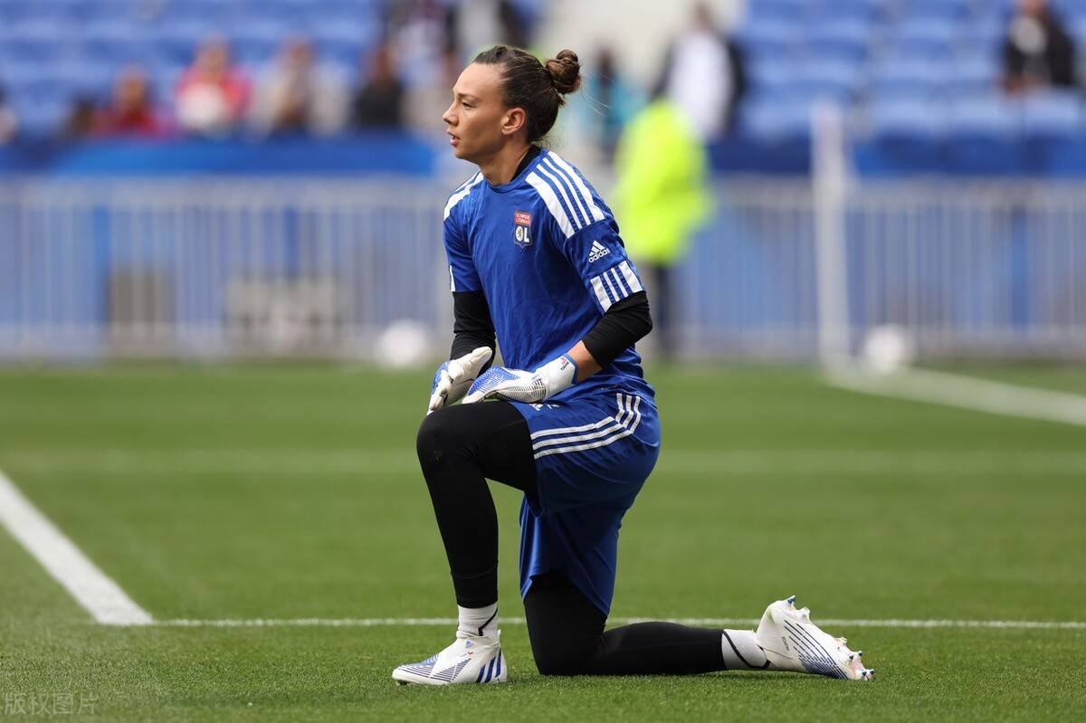 乐鱼体育 两度落后两度扳平风雨彩虹铿锵玫瑰 
